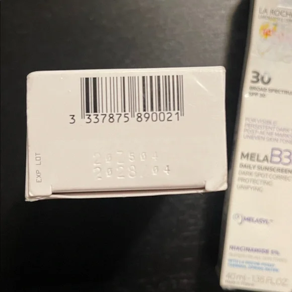 La Roche-Posay Mela B3 Serum & Sunscreen - Purple/White Packaging - Picture 2 of 5